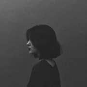 微信头像唯美意境黑白女，黑白气质女头像高清