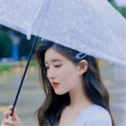 打伞伤感落寞女生头像图片，伤感雨中打伞女生