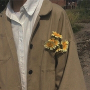 男生部位头像带花，男生拿花半身头像
