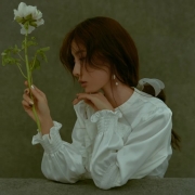 寂寞伤感拿花女生头像图