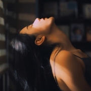 伤感仰头意境女生头像图片，气质伤感女生头像